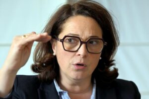 La ministre des Sports, Marina Ferrari, s'oppose aux tests génétiques de féminité exigés par le CIO : « Une remise en question du droit des femmes »