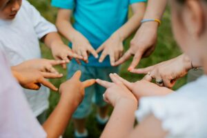 Les jeunes désertent les activités de plein air. Et si le jeu libre les ramenait dehors ?