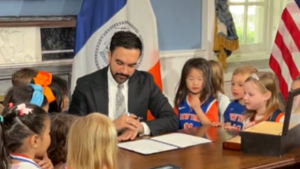 Le maire de New York repousse l’heure du coucher des enfants pour la finale NBA des Knicks contre les Spurs