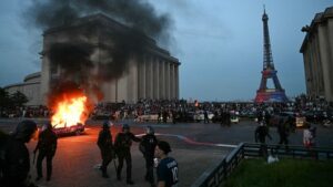 VRAI OU FAUX. Violences apr&egrave;s le sacre europ&eacute;en du PSG&nbsp;: la France est-elle le seul pays "o&ugrave; la victoire d'un club de foot provoque des &eacute;meutes", comme l'affirme Marine Le Pen&nbsp;? – franceinfo