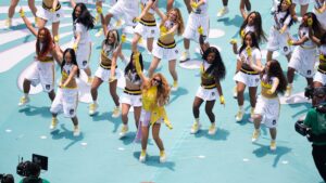 Shakira, J Balvin, Burna Boy... Les artistes ont donn&eacute; le coup d'envoi de la Coupe du monde de football en musique lors de la c&eacute;r&eacute;monie d'ouverture &agrave; Mexico – franceinfo