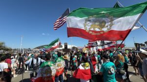 REPORTAGE. "Ce n'&eacute;tait pas qu'un match de foot"&nbsp;: pour la premi&egrave;re rencontre de l'Iran &agrave; la Coupe du monde 2026, une guerre des drapeaux entre partisans et opposants du r&eacute;gime – franceinfo