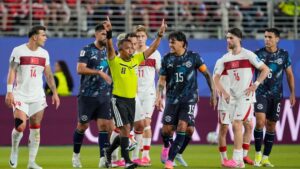 Un commentateur paraguayen perd son accr&eacute;ditation pour la Coupe du monde apr&egrave;s avoir insult&eacute; l'arbitre et Gianni Infantino &agrave; la t&eacute;l&eacute;vision – franceinfo