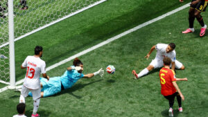 Coupe du monde : l’arrêt réflexe exceptionnel, du gardien iranien, qui sauve son équipe contre la Belgique - Le Parisien