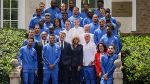 Avant la Coupe du monde 2026, la ministre des sports offre un étrange cadeau porte-bonheur aux Bleus