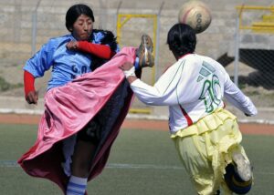 En Bolivie, les « cholitas futbolistas » jouent aussi le match de la représentation