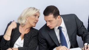 PSG re&ccedil;u &agrave; l'&Eacute;lys&eacute;e&nbsp;: la passion du foot semble &ecirc;tre devenue chez les politiques un passage oblig&eacute; (dont se passe le RN) – franceinfo