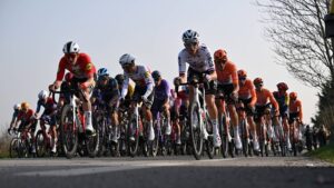 Les cinq questions que vous vous &ecirc;tes toujours pos&eacute;es en regardant une &eacute;tape du Tour de France dans votre canap&eacute; – franceinfo