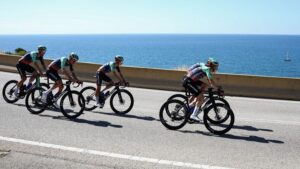 Une &eacute;tape du Tour de France pourrait &ecirc;tre annul&eacute;e "&agrave; titre exceptionnel" en cas de chaleur extr&ecirc;me, pr&eacute;vient le minist&egrave;re de l'Int&eacute;rieur – franceinfo