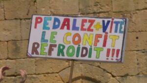 Des jeux de mots au CV&hellip; Sur les pancartes du Tour de France, tout est bon pour attirer l'&oelig;il des coureurs – franceinfo