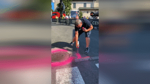 Avec Andr&eacute; qui s&eacute;curise les routes du Tour de France avant le passage des coureurs – franceinfo