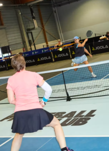Le pickleball, un jeu de raquette intergénérationnel à la conquête de la France