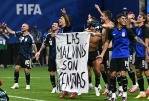 « Les Malouines sont argentines »&nbsp;: une banderole déployée par les joueurs argentins après leur victoire face à l’Angleterre