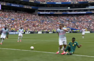 Avec la VAR, le football n'est plus un sport de contact - Les Cahiers du football || magazine de foot et d'eau fraîche