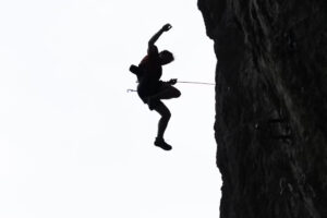 Apprendre à tomber ou questionner le déni de la chute en escalade