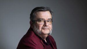 ENTRETIEN. "L'intensification des attaques de l'extr&ecirc;me droite contre la culture et la pens&eacute;e est en acc&eacute;l&eacute;ration", estime Olivier Mannoni qui d&eacute;nonce une langue fran&ccedil;aise min&eacute;e par le fascisme – franceinfo