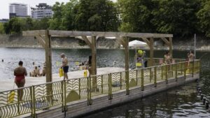 Se baigner dans le fleuve parisien n'est plus un d&eacute;bat &agrave; l'heure o&ugrave; les meilleurs nageurs en eau libre se jettent dans la Seine pour l'Euro de natation – franceinfo