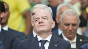 La Fifa reconna&icirc;t des "erreurs" et pr&eacute;sente ses "excuses", apr&egrave;s le projet avort&eacute; d'ouverture &agrave; des investisseurs priv&eacute;s port&eacute; par son pr&eacute;sident Gianni Infantino – franceinfo