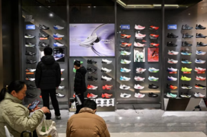 Anta, la marque de sport chinoise qui rachète ses rivales étrangères pour conquérir le marché occidental