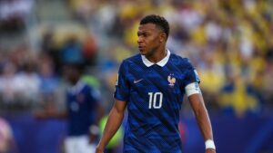 "C'est fait de mani&egrave;re l&eacute;g&egrave;re, mais &ccedil;a montre parfois un manque de conscience politique et humaine", estime Kylian Mbapp&eacute; face aux caricatures le d&eacute;peignant en dictateur – franceinfo