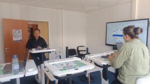 "Je p&eacute;dale et en m&ecirc;me temps je recharge"&nbsp;: en Essonne, des salari&eacute;s adoptent les v&eacute;los-bureaux pour faire du sport en travaillant – franceinfo