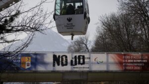 "On manque d'eau, on s&egrave;che, on crame"&nbsp;: des associations et &eacute;lus appellent "&agrave; arr&ecirc;ter" le projet des JO des Alpes 2030 – franceinfo