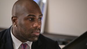 Une enqu&ecirc;te est ouverte pour injures publiques racistes apr&egrave;s des messages haineux ciblant Teddy Riner – franceinfo