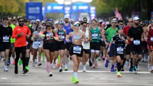 Le défi fou de ce coureur, qui a fait le marathon de Berlin… en Crocs : « Dieu, protège mes pieds »