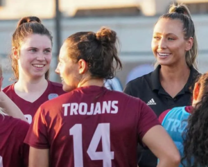 Kayla Saager-Beckley, ex-star du football universitaire américain, est morte à 30 ans, enceinte de son premier enfant