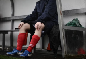 « Il me caressait la cuisse, tranquillement, pas loin des parties intimes »&nbsp;: « Dans la gueule du loup » plonge dans l’univers des jeunes footballeurs, parfois victimes de violences dans les centres de formation