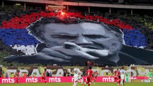 Un immense tifo à la gloire de l’ancien criminel de guerre Ratko Mladic déployé par les ultras de l’Étoile Rouge de Belgrade - Le Parisien