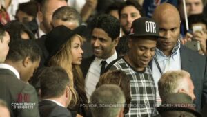 VIDEO. People et politiques tri&eacute;s sur le volet... le carr&eacute; VIP du Parc des Princes, "c'est le palais pr&eacute;sidentiel de l'&eacute;mir du Qatar &agrave; Paris" – franceinfo