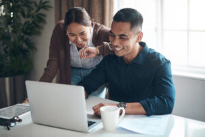 Photographie de deux personnes qui travaillent sur ordinateur