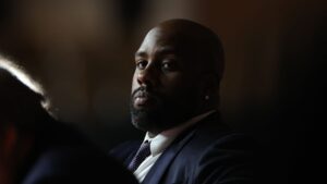 "Aucune col&egrave;re ne justifie cela, mais je refuse qu&rsquo;on fasse le proc&egrave;s de toute une g&eacute;n&eacute;ration"&nbsp;: Teddy Riner apporte son soutien au mouvement lyc&eacute;en – franceinfo