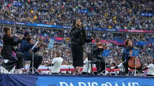 "Qu'un sang uni"&nbsp;: la chanteuse Nina Tonji cr&eacute;e une pol&eacute;mique en modifiant les paroles de La Marseillaise avant le match de NFL au Stade de France – franceinfo