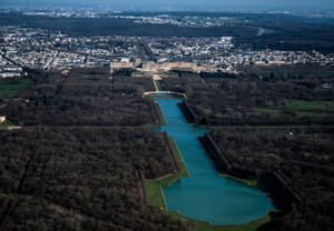 Des triathlètes dans le grand canal du château de Versailles&nbsp;: comment les événements sportifs s’approprient les lieux historiques